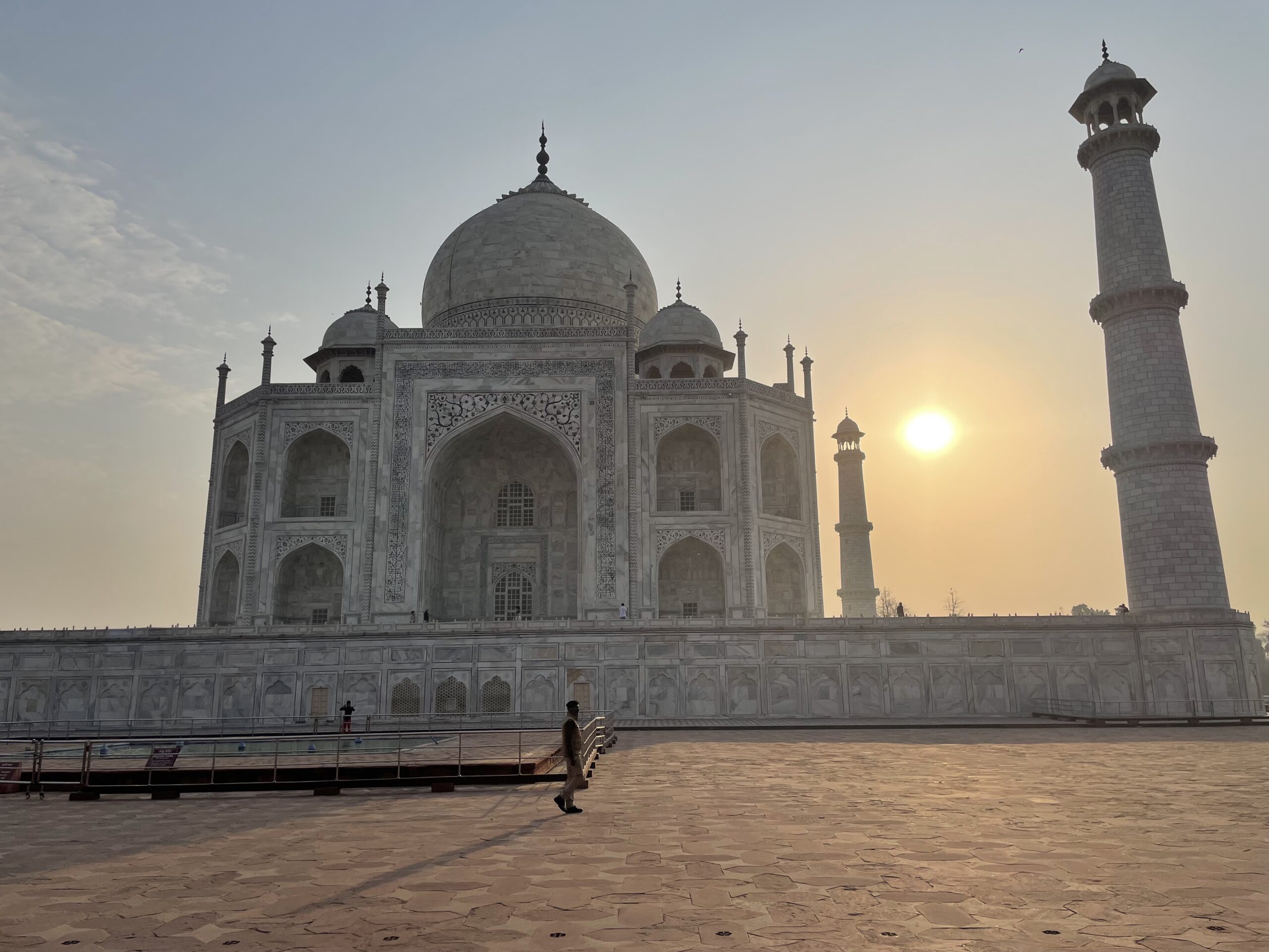 Alba al Taj Mahal