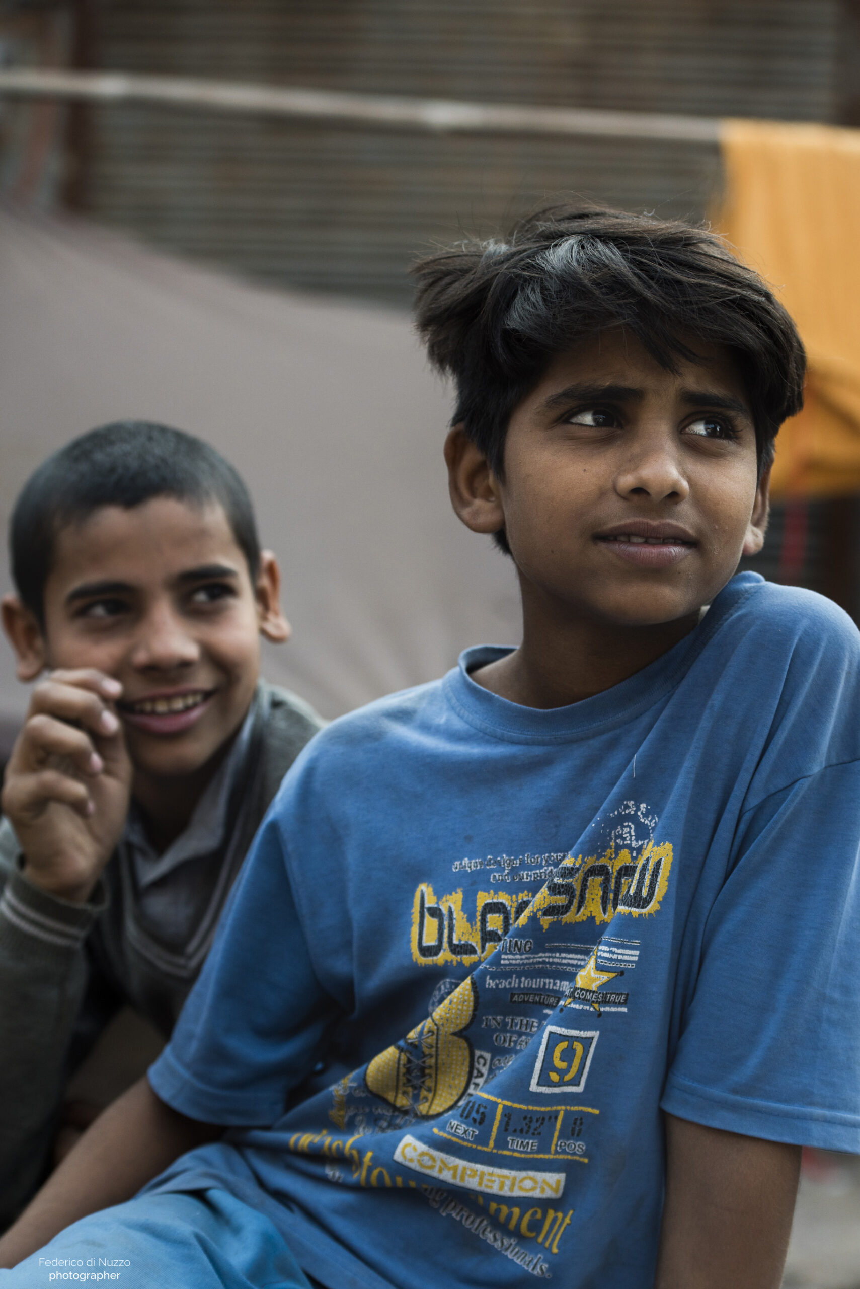ritratto di bambini nella colonia Sanjay a Nuova Delhi