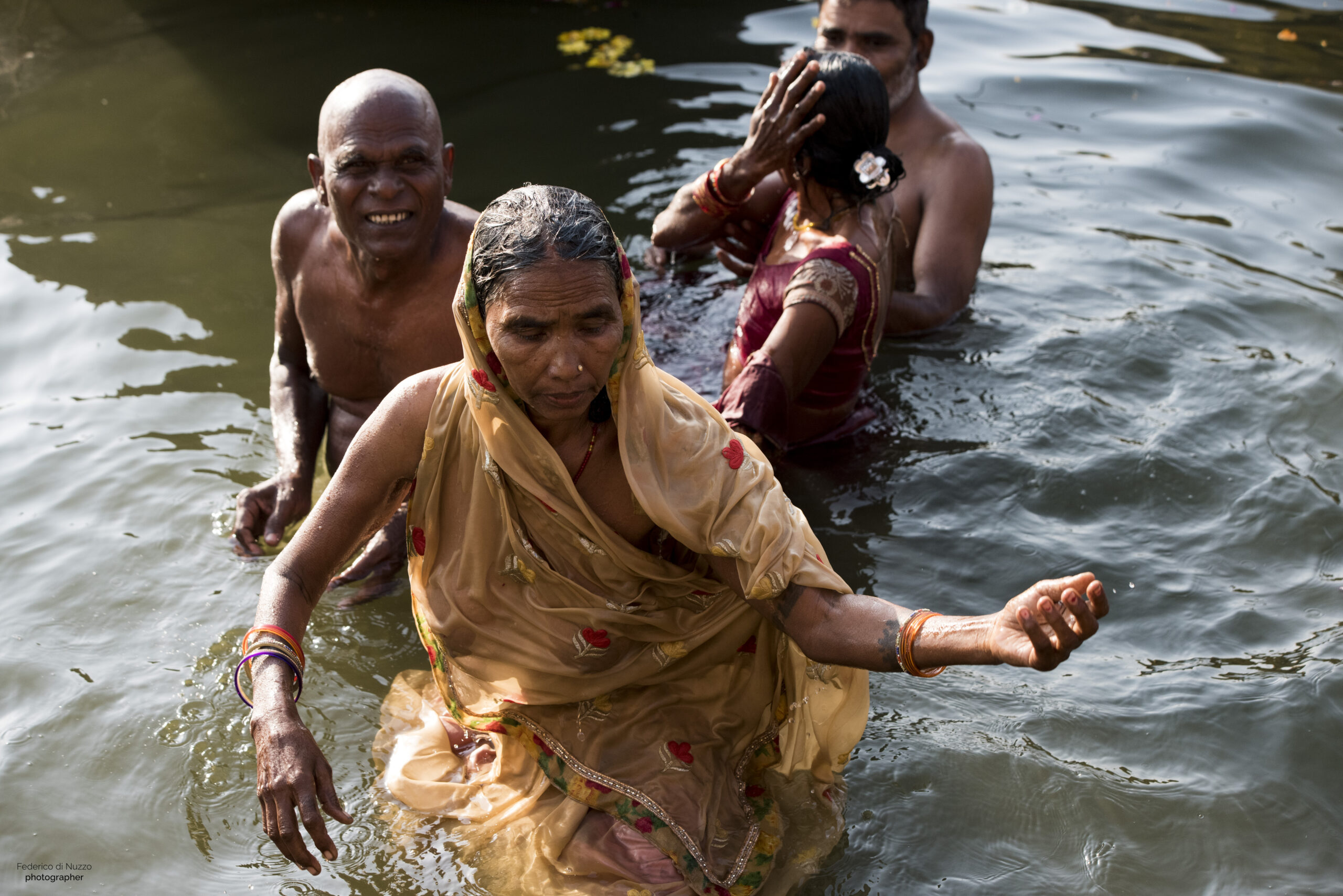 momenti dopo l'immersione nel Gange
