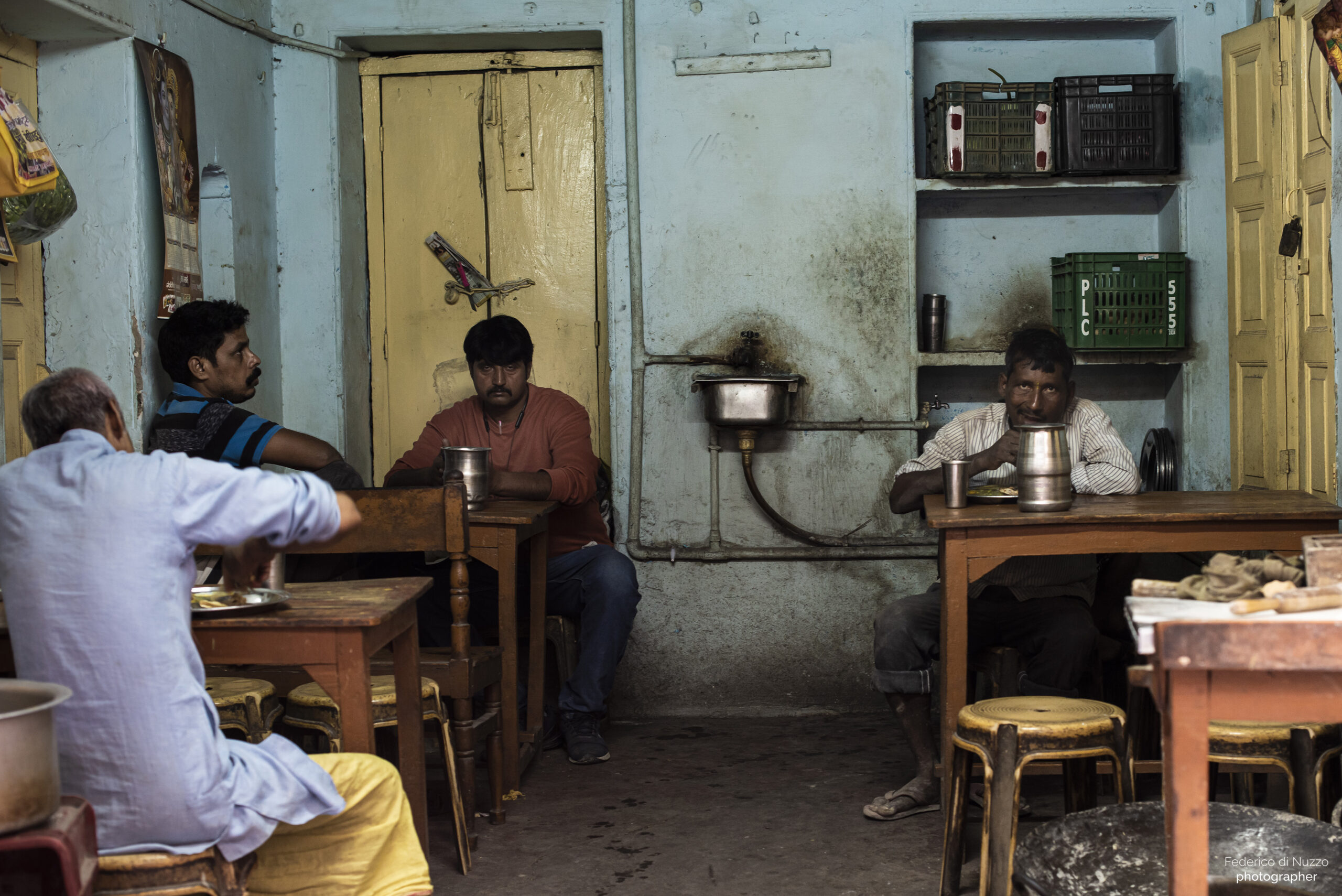 Lavoratori in pausa che si godono un pasto a Varanasi