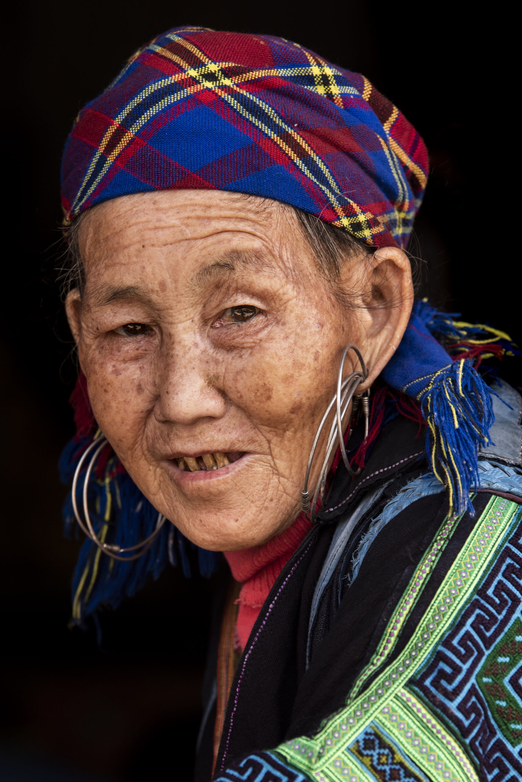 ritratto di anziana h'mong nel villaggio di ta van in vietnam
