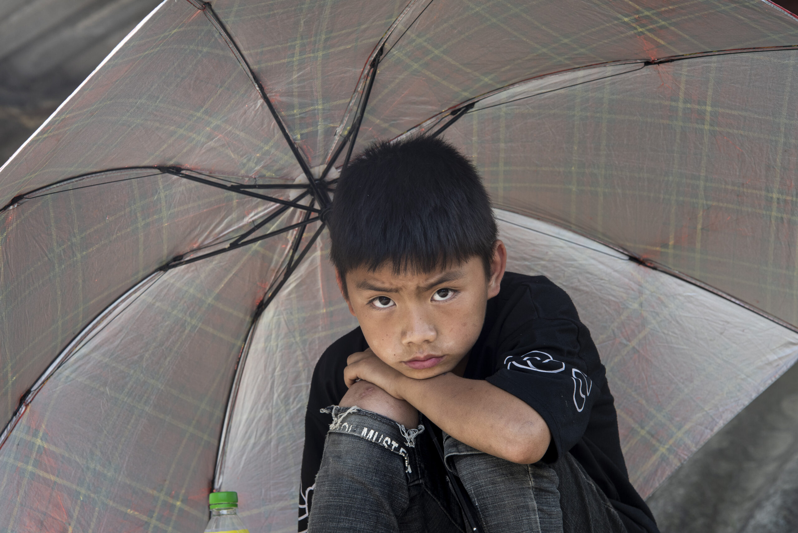 ritratto di bambino nel villaggio ta van in vietnam