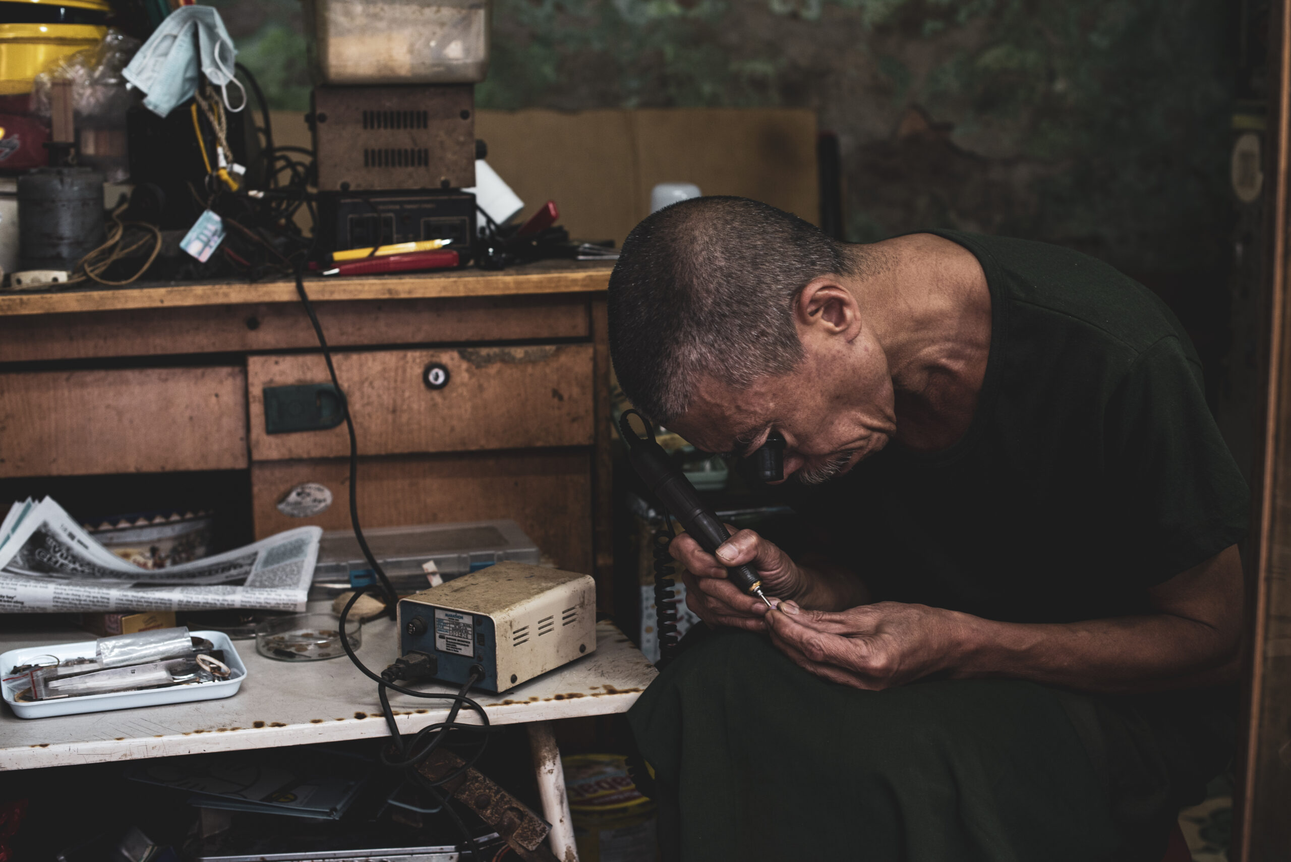 artigiano vietnamita ah hanoi mentre ripara parti di un orologio