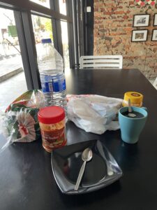 la mia colazione tipica nel sud-est asiatico a base di pane, burro d'arachidi e caffè