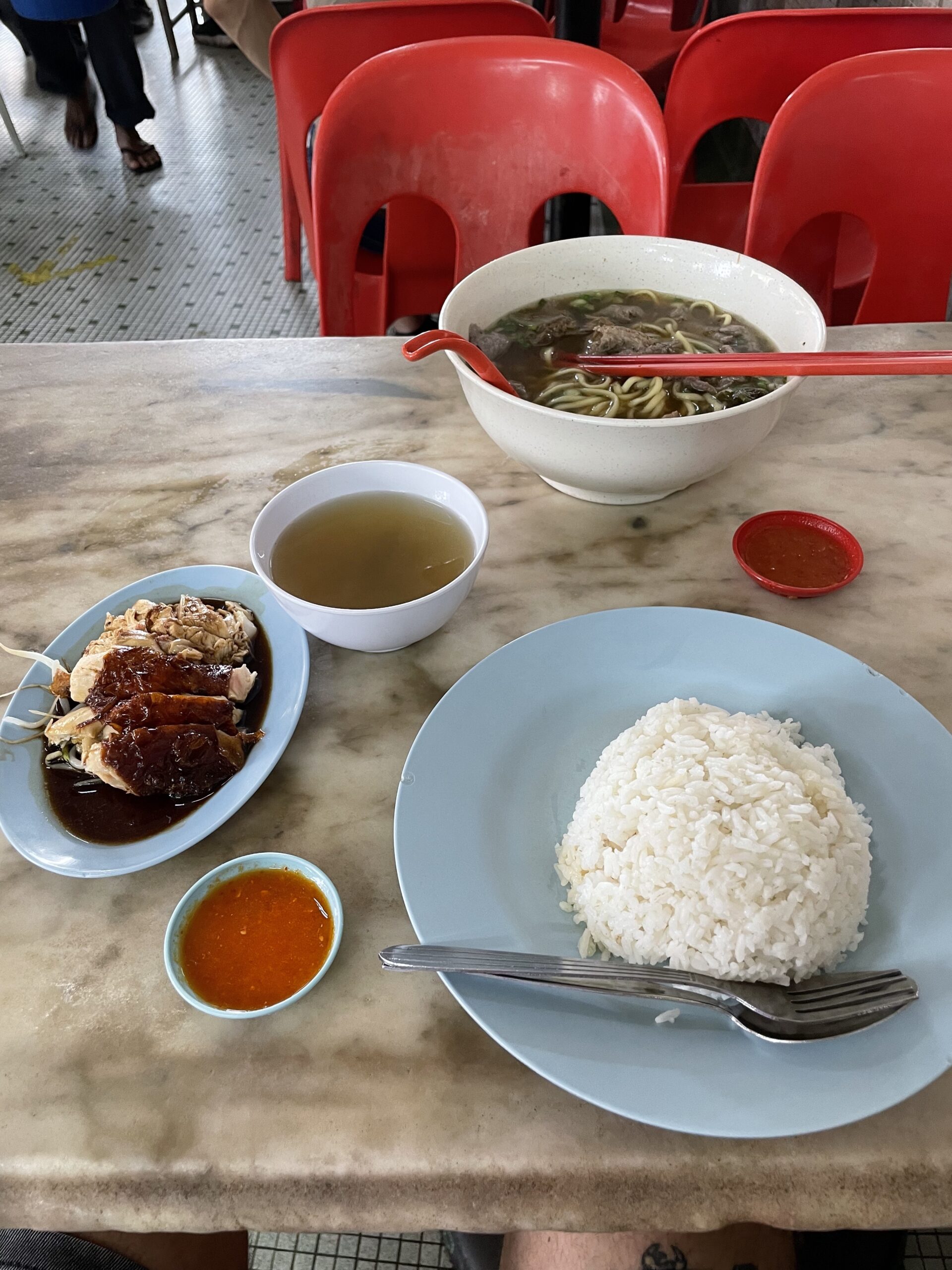pranzo da Kedai Kopi Lai Foong a base di pollo arrosto, riso, zuppa di noodles con manzo